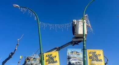 Muntatge de la il·luminació de Nadal a Castelló d’Empúries