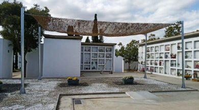Cementiri de Roses decorat amb crisantems i ciclaments per Tots Sants
