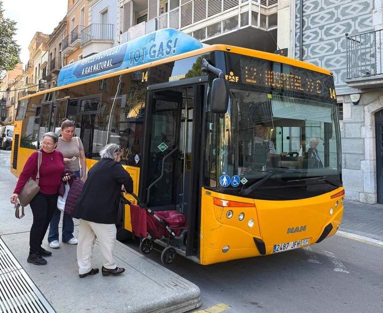 Figueres torna a repartir targetes de transport urbà gratuïtes als majors de 65 anys