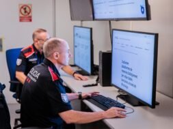 Agents dels Mossos d’Esquadra treballant davant de pantalles a la Comissaria General de Tecnologies de la Informació i la Comunicació