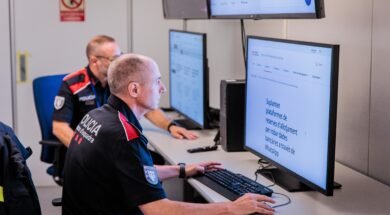 Agents dels Mossos d’Esquadra treballant davant de pantalles a la Comissaria General de Tecnologies de la Informació i la Comunicació