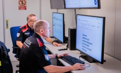 Agents dels Mossos d’Esquadra treballant davant de pantalles a la Comissaria General de Tecnologies de la Informació i la Comunicació