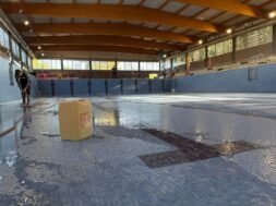 Piscina municipal de Figueres buida durant les obres de reforma