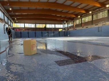 Piscina municipal de Figueres buida durant les obres de reforma