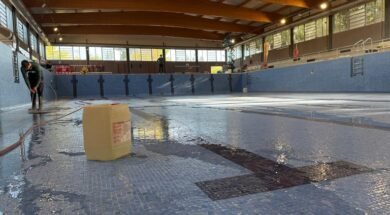 Piscina municipal de Figueres buida durant les obres de reforma