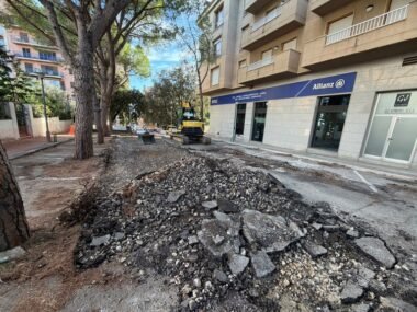 Obres de millora de la placeta del carrer Balmes al barri del Poble Nou de Figueres