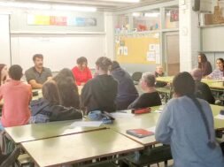 Sessió de diàleg entre alumnes, residents i l’artista Fert, en el marc del projecte del mural sobre la vellesa a Roses
