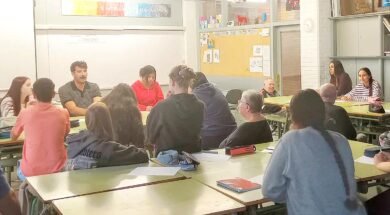 Sessió de diàleg entre alumnes, residents i l’artista Fert, en el marc del projecte del mural sobre la vellesa a Roses