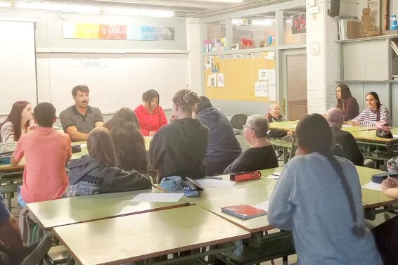 Sessió de diàleg entre alumnes, residents i l’artista Fert, en el marc del projecte del mural sobre la vellesa a Roses