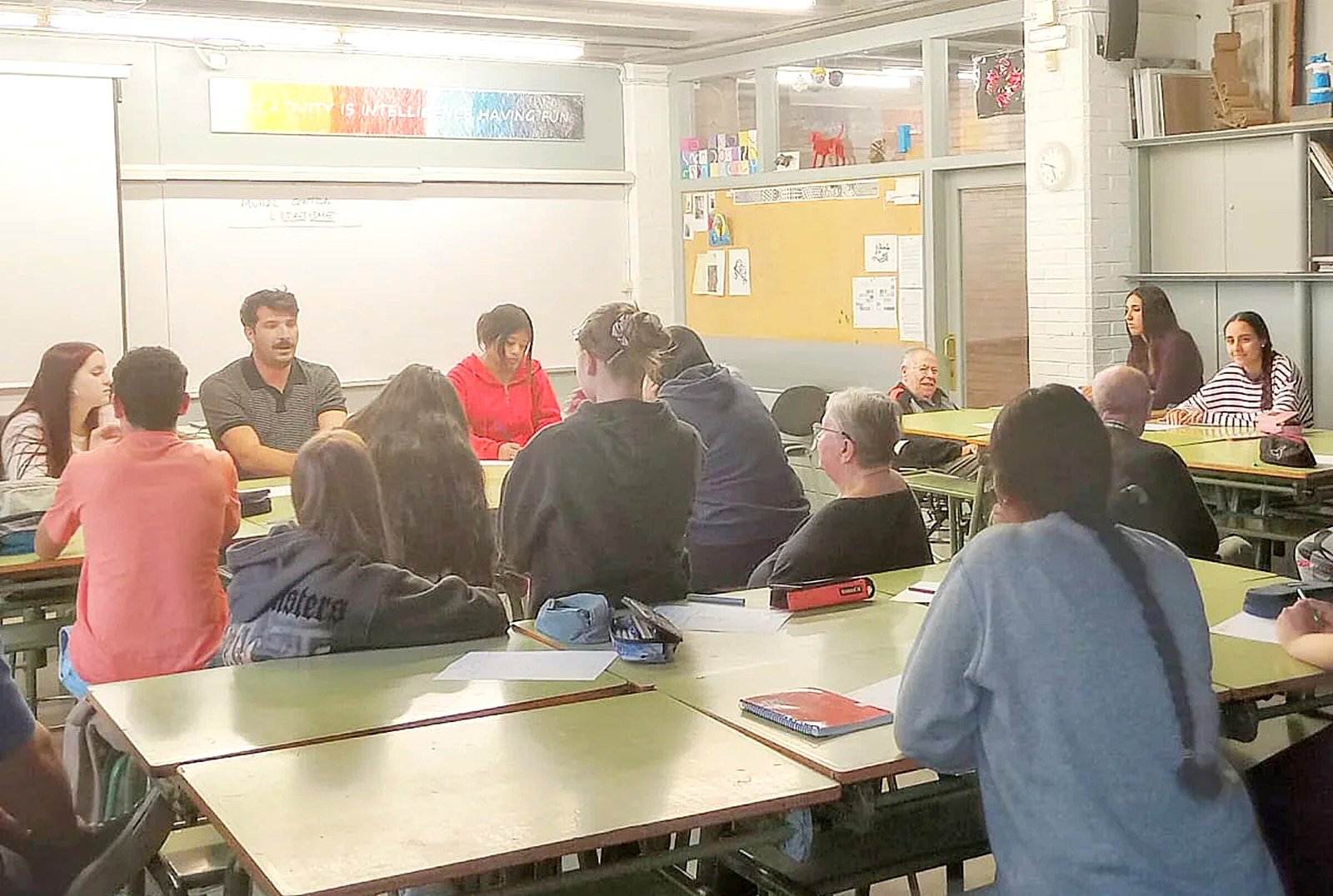 Un mural per trencar estereotips sobre la vellesa i fomentar el diàleg entre joves i persones grans